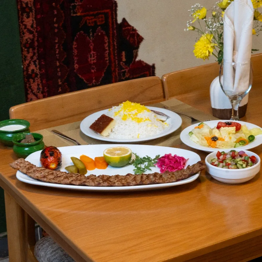 چلو کوبیده مخصوص در رستوران ویلا