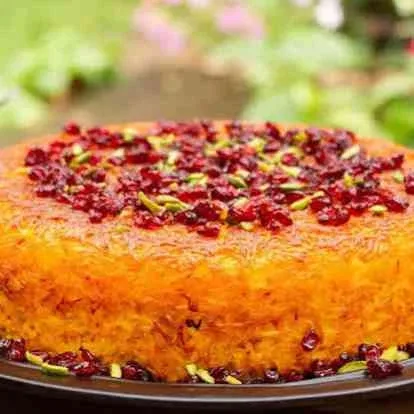 ته چین مرغ و زرشک در کافه رستوران گلچین
